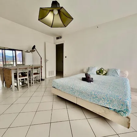 Spacious 80m2 - 8th Floor, Free Parking, Sleeps 5 غرونوبل