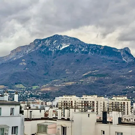 Spacious 80m2 - 8th Floor, Free Parking, Sleeps 5
