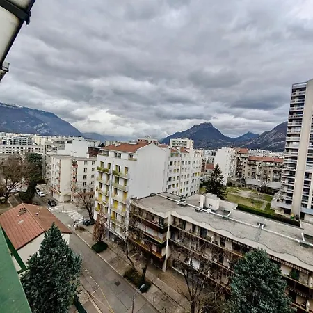 شقة Spacious 80m2 - 8th Floor, Free Parking, Sleeps 5 *