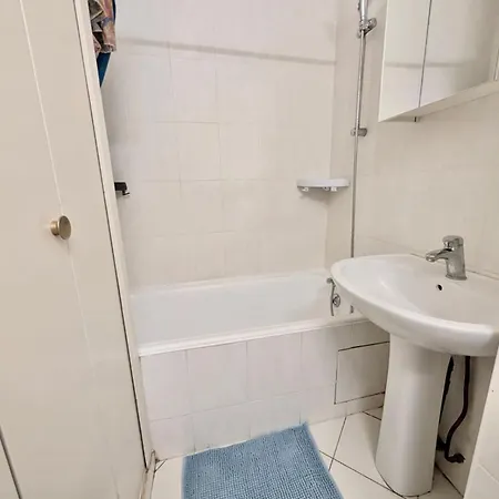 Spacious 80m2 - 8th Floor, Free Parking, Sleeps 5 *