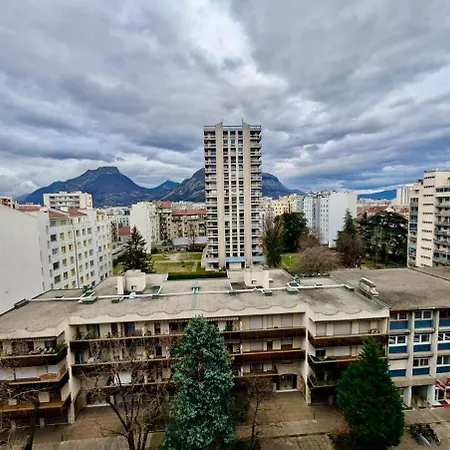 Spacious 80m2 - 8th Floor, Free Parking, Sleeps 5 Grenoble