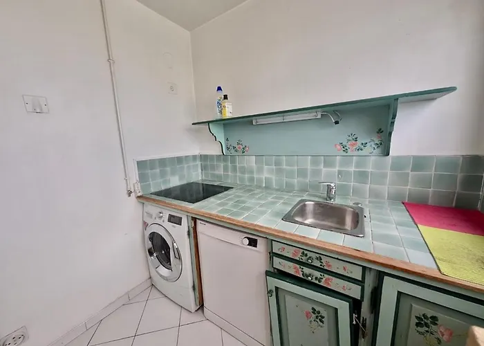 شقة Spacious 80m2 - 8th Floor, Free Parking, Sleeps 5 *