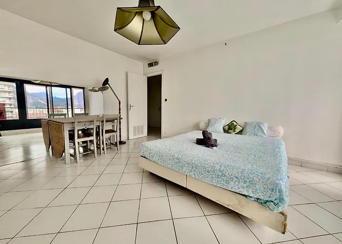 Spacious 80m2 - 8th Floor, Free Parking, Sleeps 5 Grenoble