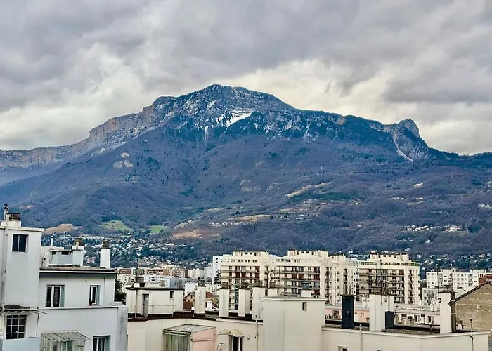 Spacious 80m2 - 8th Floor, Free Parking, Sleeps 5