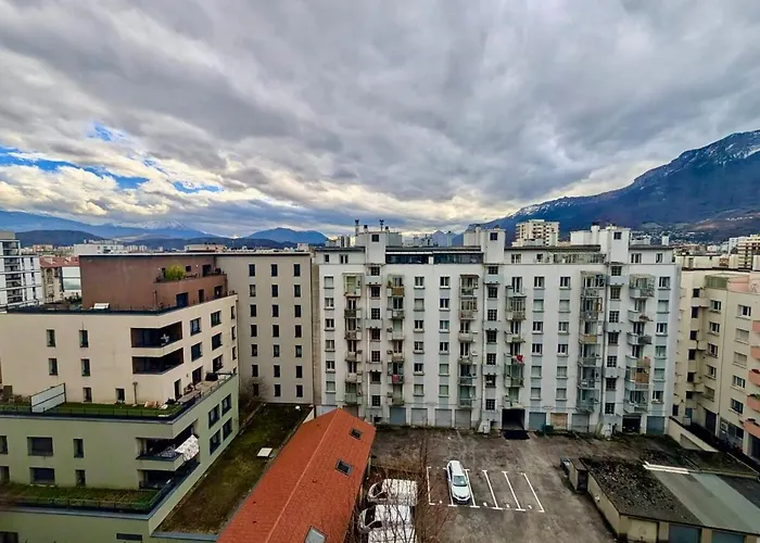 Spacious 80m2 - 8th Floor, Free Parking, Sleeps 5 شقة