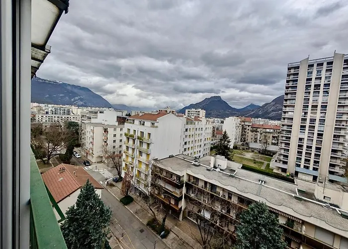 شقة Spacious 80m2 - 8th Floor, Free Parking, Sleeps 5 *