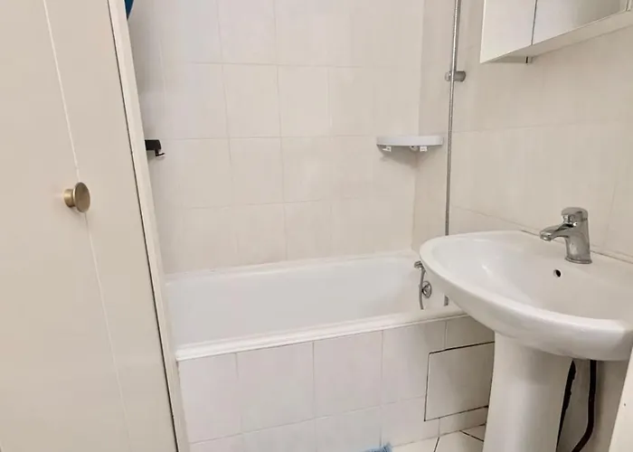 Spacious 80m2 - 8th Floor, Free Parking, Sleeps 5 *